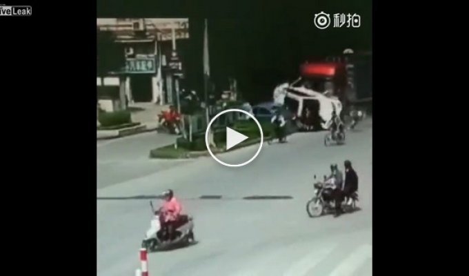 Ужасное ДТП в Китае, где фура протащила много машин и придавило пару мотоциклистов