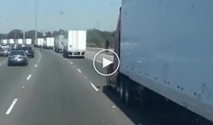 В Калифорнию едут колонны грузовиков без маркировки