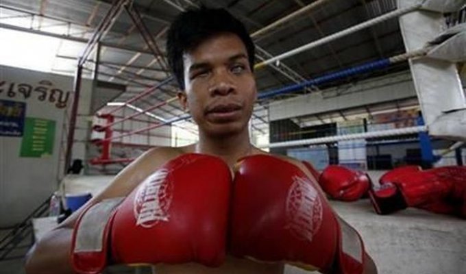 Слепой боксер из Таиланда (5 фото)