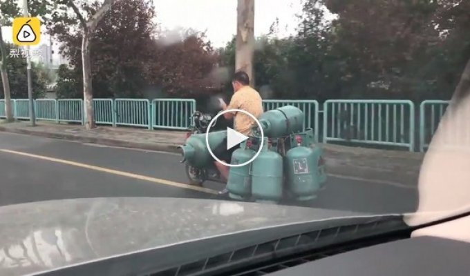 Китаец загрузил 7 газовых баллонов на свой скутер