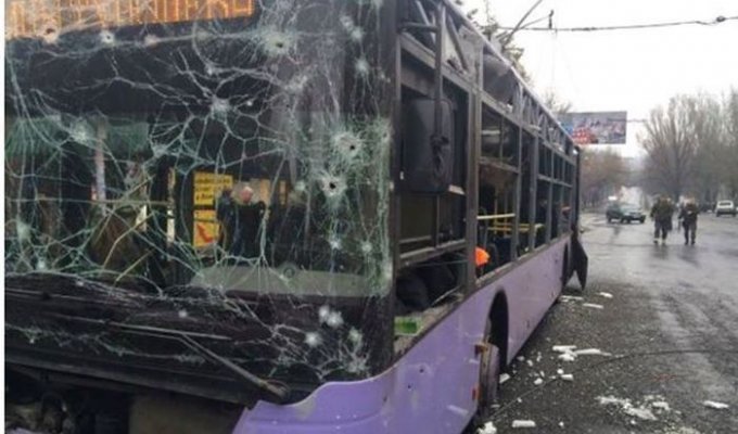 В Донецке под обстрелом оказалась троллейбусная остановка (34 фото + 2 видео) (жесть)