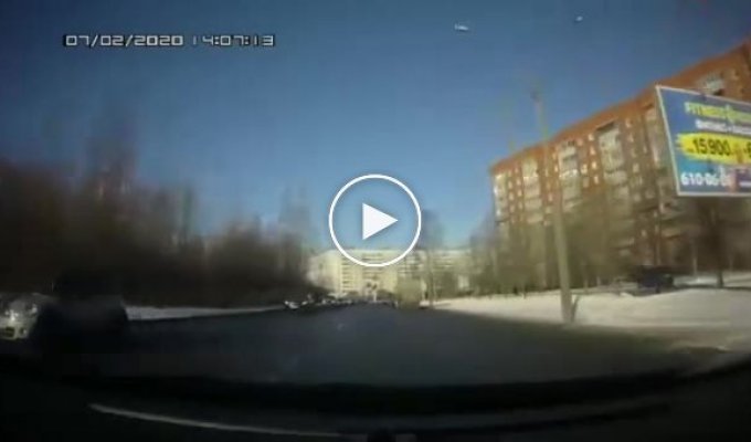В Петербурге автомобиль сбил лыжника на пешеходном переходе