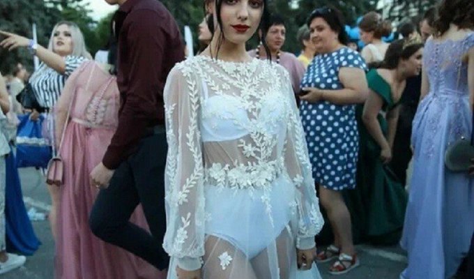 Липецкая выпускница взволновала пользователей сети своим нарядом (3 фото)