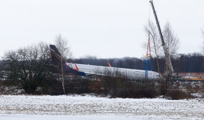 В Калининграде самолет при посадке выкатился за пределы взлётно-посадочной полосы (12 фото)