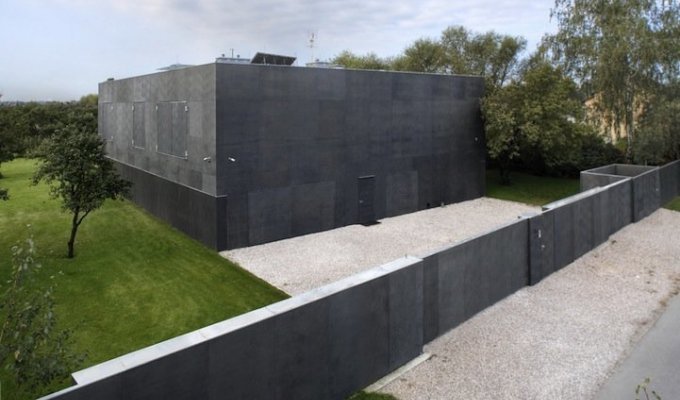 Спасись и сохранись: в Польше построили дом, который за три секунды становится бункером (16 фото)