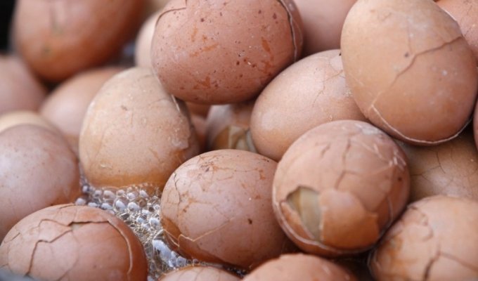 Китайский деликатес – яйца, сваренные в моче девственников (10 фото)