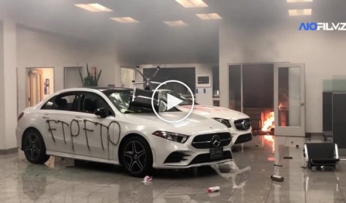 Протестующие в США пришли в салон Mercedes в Окленде