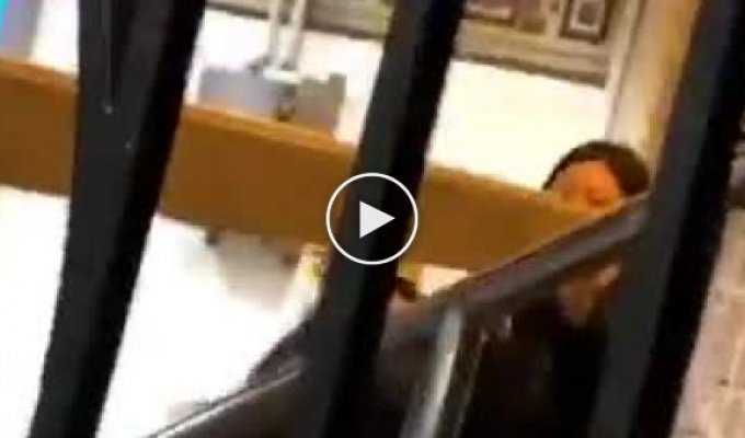 Попытка пронести двутавровую балку в метро Нью-Йорка