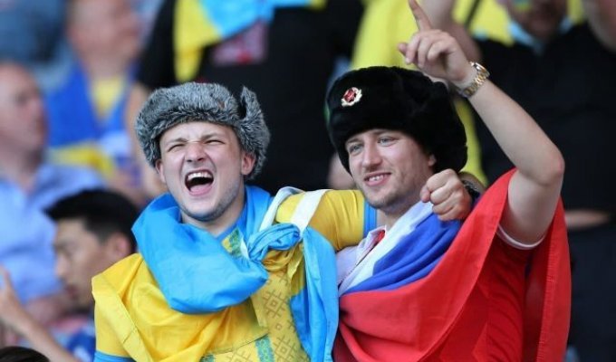 На Евро-2020 болельщик с флагом России пришел поддержать Украину и началась драка (3 фото + видео)