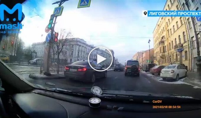 Машина военной полиции на Лиговском проспекте в Петербурге потеряла колесо