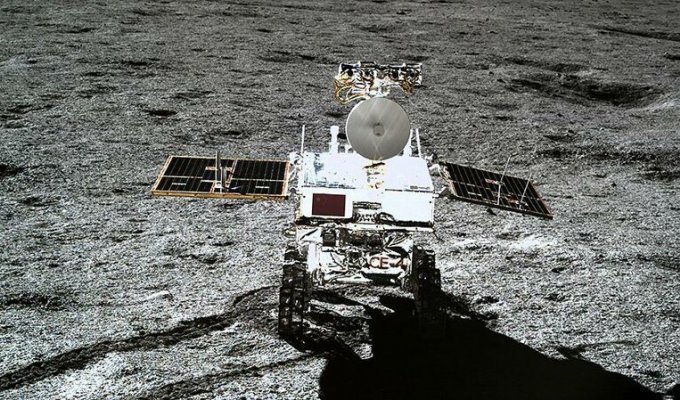 Китайский луноход впервые в истории добыл образцы лунной мантии (2 фото)