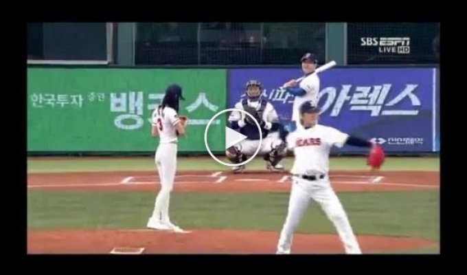 Красивая кореянка кидает мячик