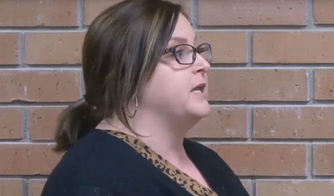 Учительницу взяли под арест после жалобы на зарплату (3 фото + 1 видео)