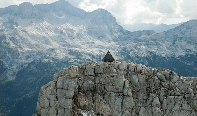 Хижина в Альпах, в которой можно переночевать совершенно бесплатно (11 фото)