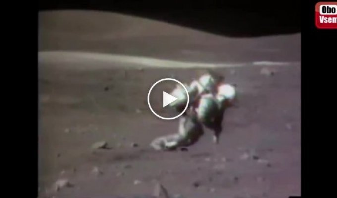 NASA показали падения астронавтов на Луне
