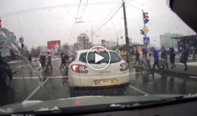 Видео жуткого ДТП в Луцке, где Renault пролетел на красный и сбил пять пешеходов