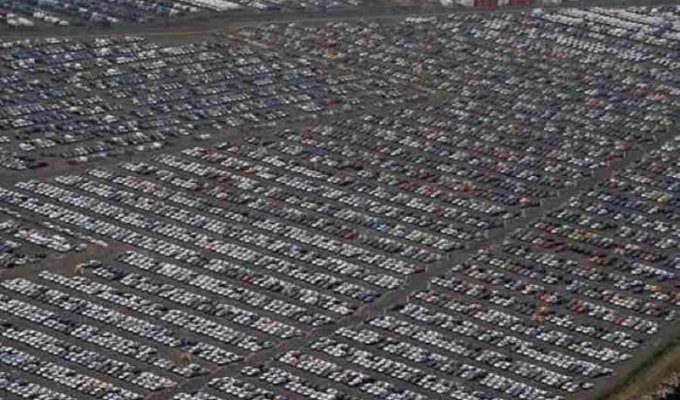 Миллионы нереализованных автомобилей попадают на «кладбище» (9 фото)