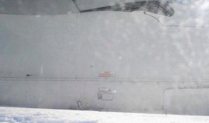 Крыло самолета авиакомпании Air New Zealand отремонтировали скотчем (2 фото)