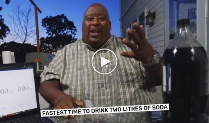 Мужчина выпил два литра содовой, установив мировой рекорд Гиннесса