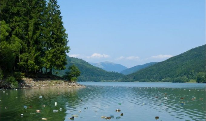 Озеро, ставшее свалкой (9 фото)