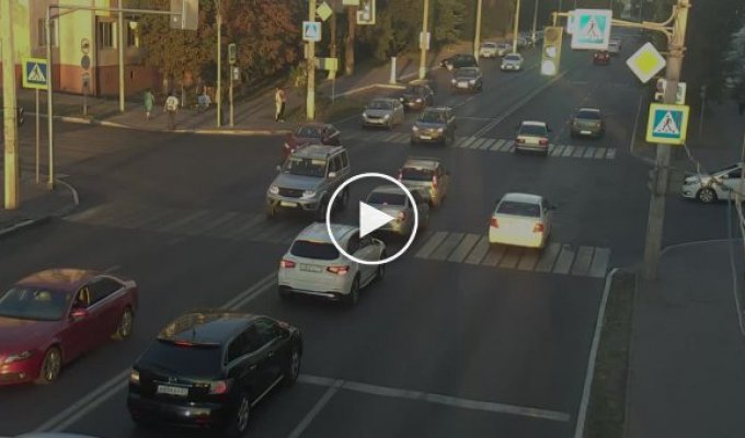Безуспешная попытка велосипедистки проехать на красный сигнал светофора