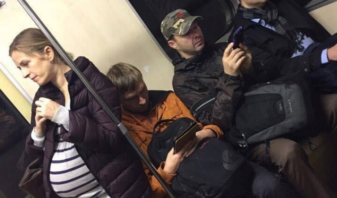 Фото беременной женщины в метро вызвал бурное обсуждение