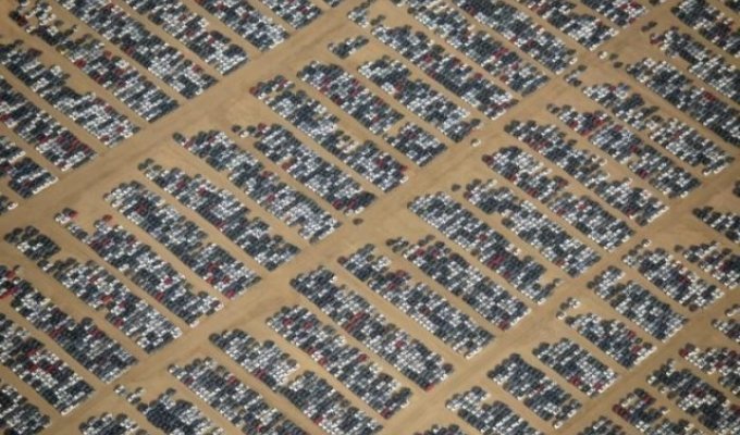 "Кладбище" автомобилей и самолетов в калифорнийской пустыне (7 фото)