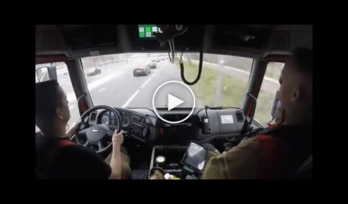 Как пожарные в Нидерландах ездят между автомобилями в случае ЧС