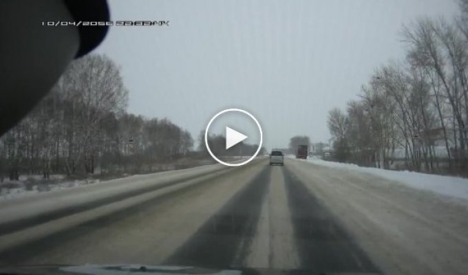 В Нижегородской области поезд с вагонетками протаранил легковой автомобиль