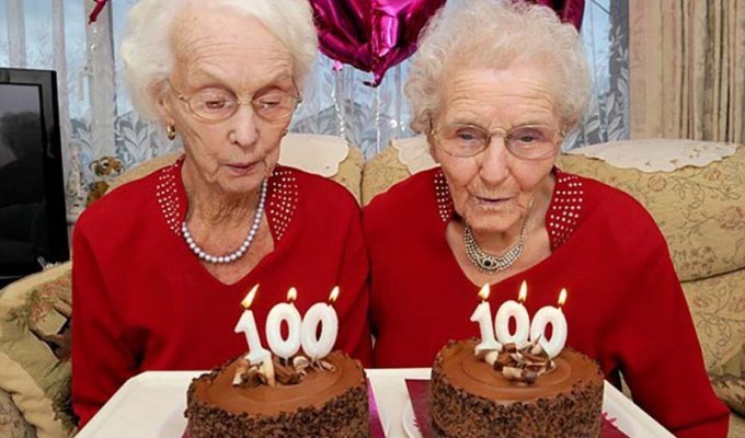 Сестры-близнецы отметили свой 100-й день рождения и поделились секретом своего долголетия (9 фото)