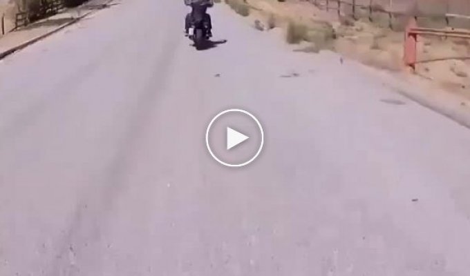 Мотоциклист и автомобилист не разьехались на дороге (тише звук)