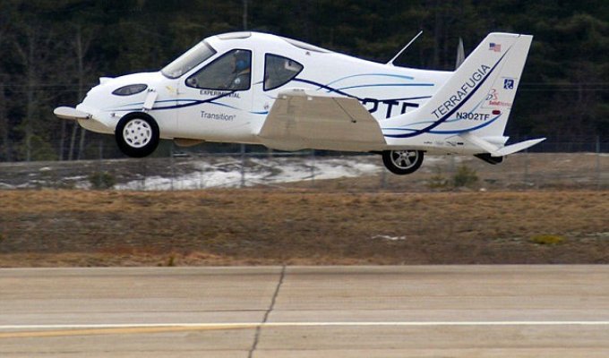 Первый полет летающей машины (6 фото)