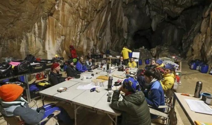 15 добровольцев, находившиеся 40 дней без дневного света в пещере, вышли на поверхность (4 фото + 1 видео)