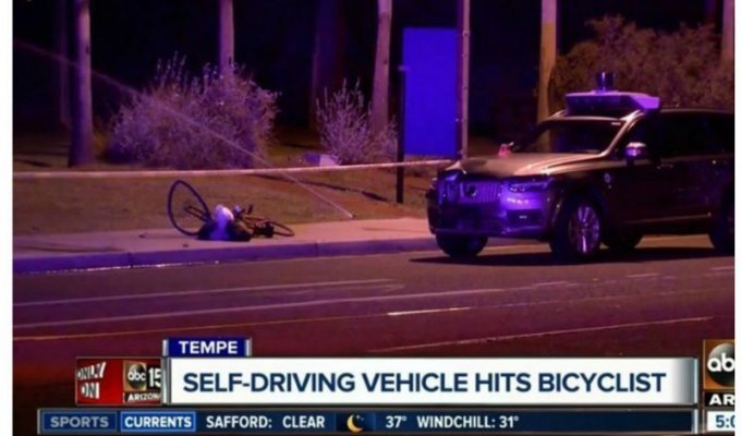 Полиция США обнародовала видео смертельного наезда беспилотника на велосипедистку (4 фото)