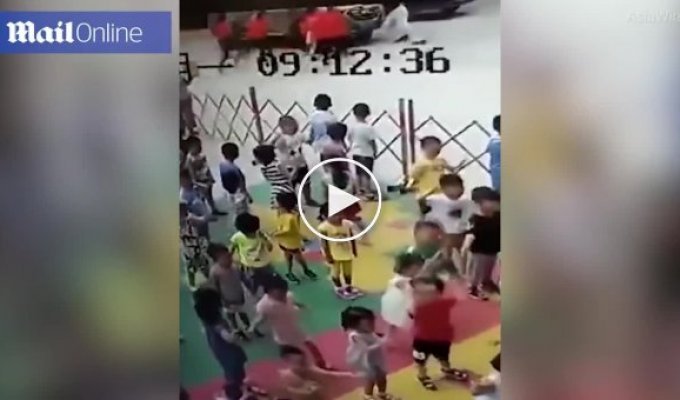 Китаянки вручную подняли внедорожник, чтобы освободить мужчину 'an, Hebei Province, авария, видео