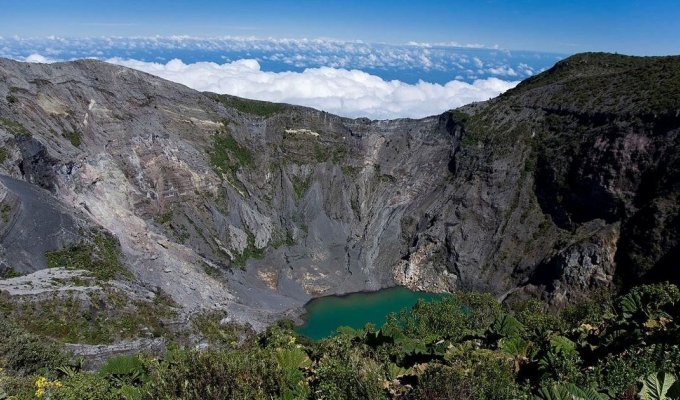 Вулкан Ирасу: исполин, проснувшийся через 27000 лет спячки (8 фото)