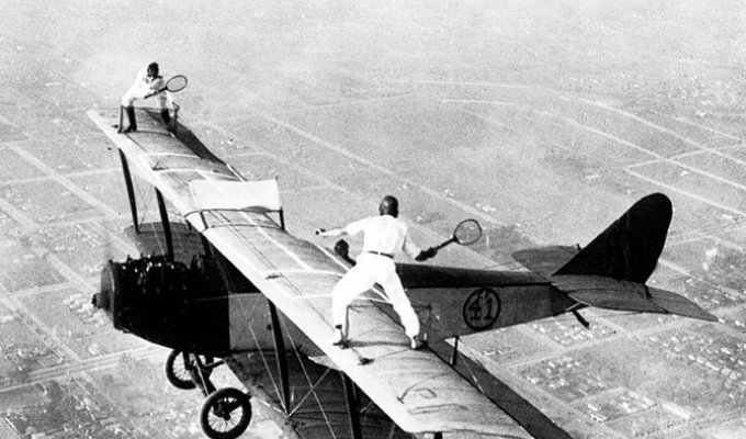1919-1982 годы: главное — не смотреть вниз, или Ходоки по крыльям самолетов (15 фото)