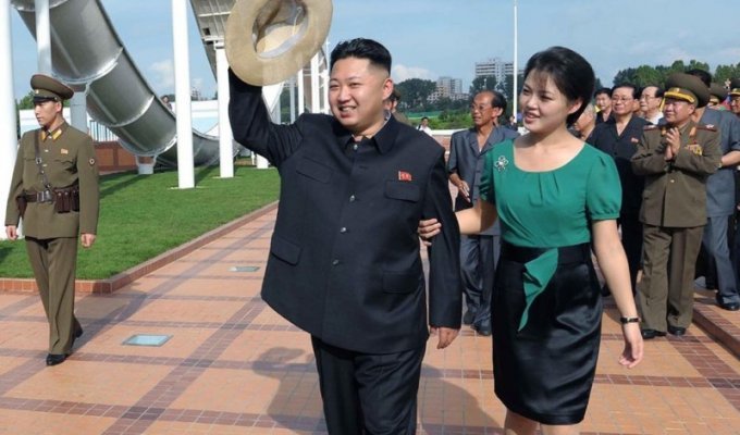 Загадочная жизнь жены лидера КНДР Ким Чен Ына (10 фото)
