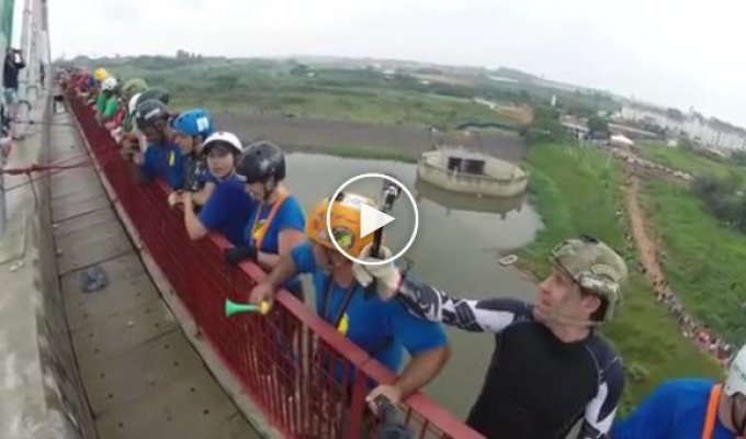 245 человек одновременно прыгнули с моста и установили новый мировой рекорд