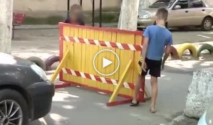 В Одессе дети перегородили въезд во двор и требуют плату за проезд (мат)