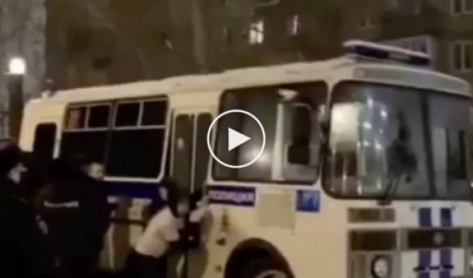 Задержанных на митингах людей заставили толкать автобус до места заключения