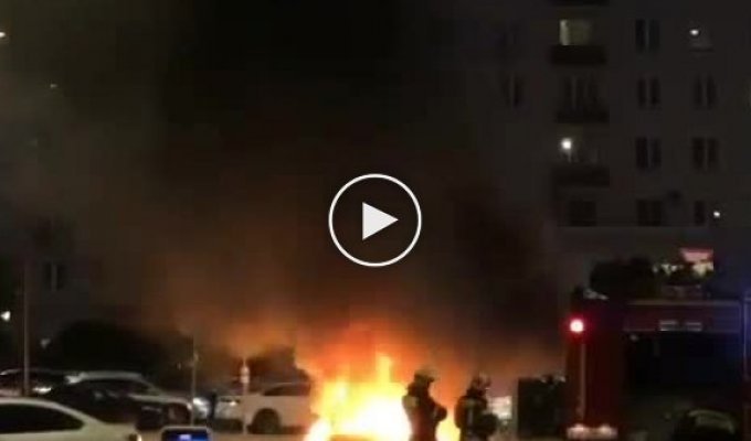 В центре Москвы во время движения загорелся Ferrari