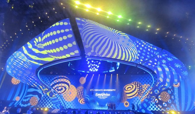 Монстр, свадьбы и стриптиз: Чем удивили первые полуфиналисты Евровидения на генрепетиции