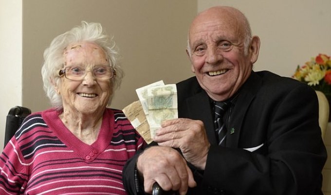 77-летний мужчина нашел свою первую зарплату, полученную 62 года назад (3 фото)