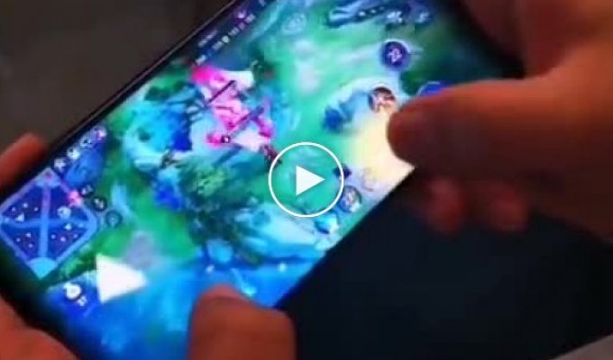 Как выглядят игры на складном смартфоне Huawei Mate X