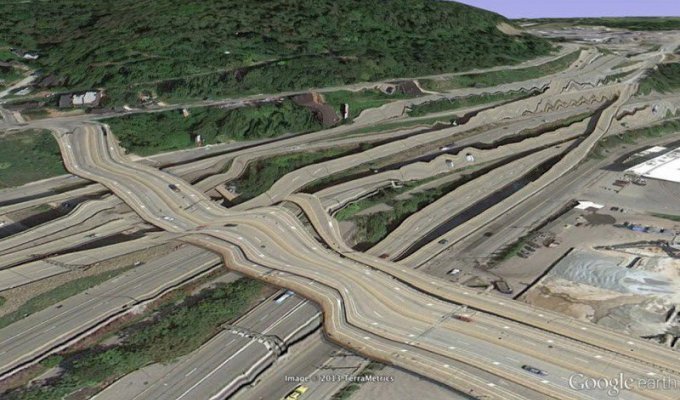 Фотографии из Google Earth, противоречащие здравому смыслу (33 фото)