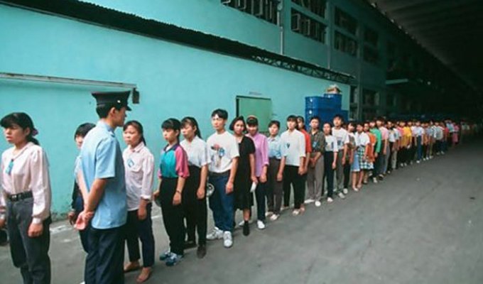 Как работают на китайском заводе по производству игрушек (25 фото)