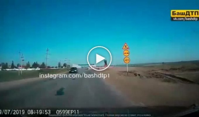 В Башкирии грузовик встал на дыбы, зацепившись за надземный переход