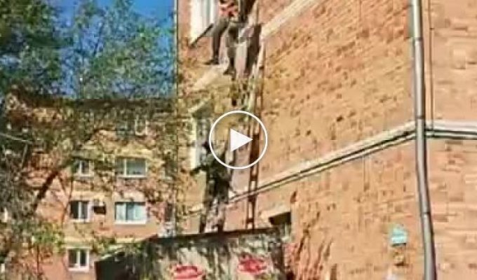 Десантник зацепился за крышу дома во время прыжка