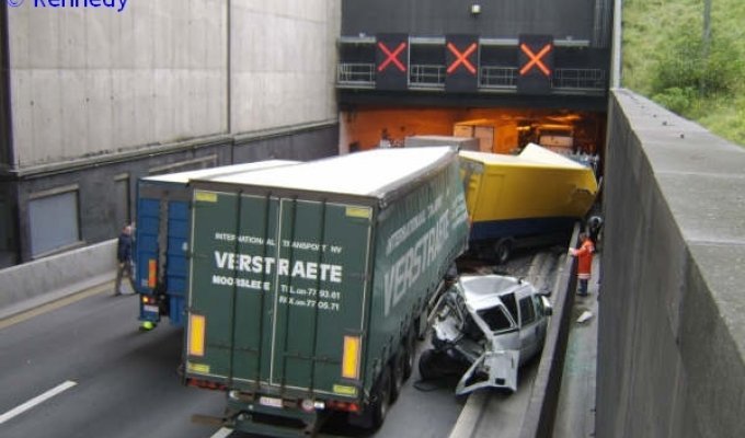  Авария во вторник в Кеннеди тоннеле около Антверпена, Бельгия. Ужас (35 фото)